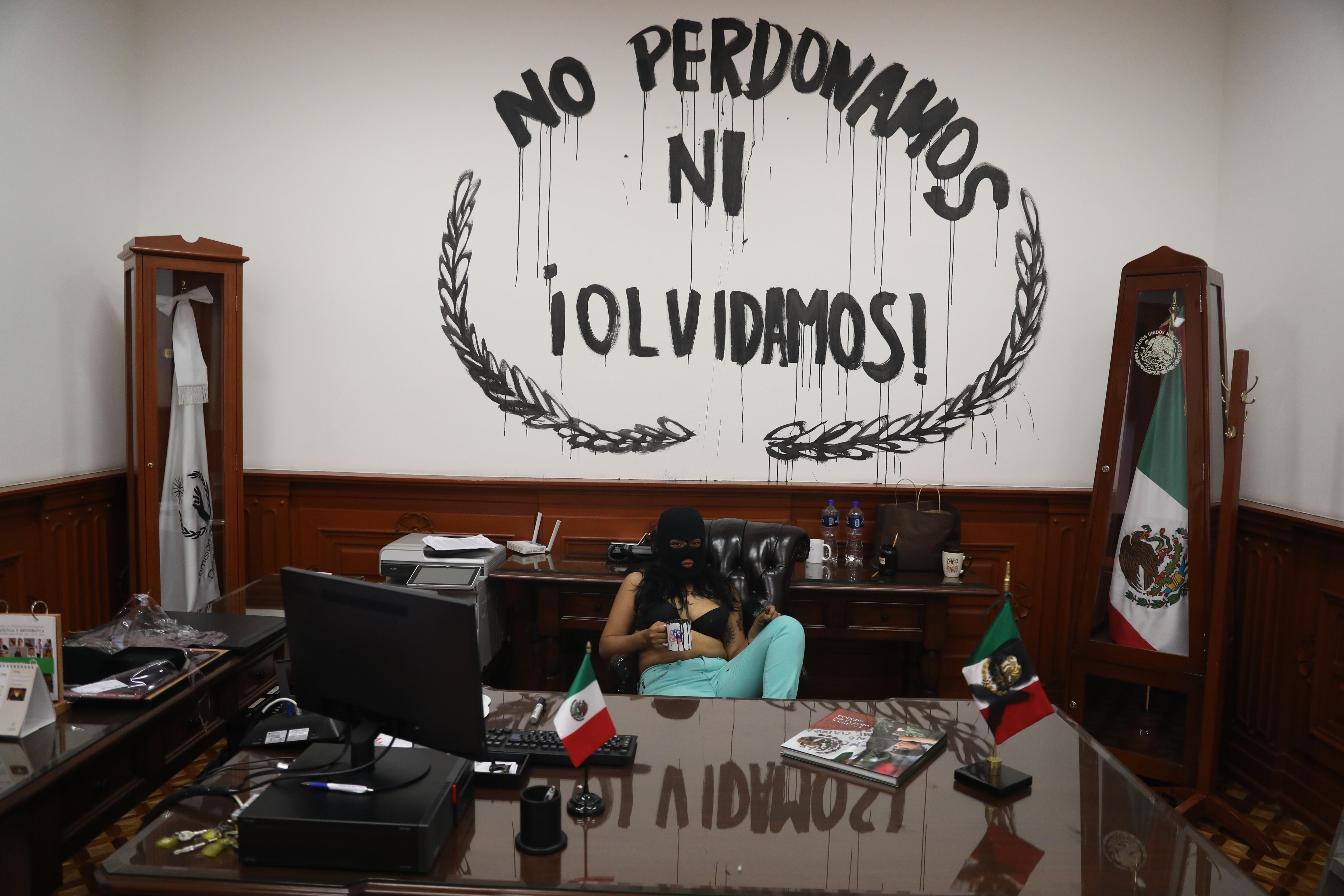 Una activista durante la toma de las instalaciones de la Comisión Nacional de Derechos Humanos en Ciudad de México para exigir que se atendieran casos de violencia de género de sus familiarse, en 2020.