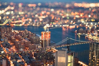 ¿Estamos contemplando Nueva York o una meticulosa maqueta de la ciudad? El libro 'New York Resized', del fotógrafo Jasper Léonard, invita a admirar la Gran Manzana desde una perspectiva original, pero real, gracias al efecto visual que producen las llamadas imágenes 'tilt shift' (dioramas).