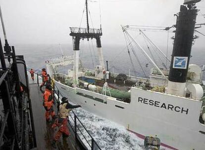 Un activista del 'Steve Irwin' lanza una botella al pesquero japonés 'Kaiko Maru'