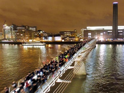 Unas dos mil personas prueban junto a la Tate Modern la estabilidad del puente del Milenio de Londres tras su reparación, en 2002.