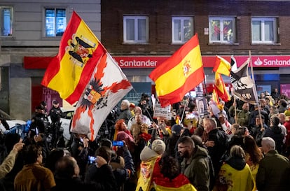 Decenas de personas protestan contra el presidente del Gobierno, Pedro Sánchez, en la calle Ferraz, a 21 de noviembre de 2024, en Madrid.