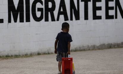 Un menor juega en la Casa del Migrante de Ciudad Juárez.