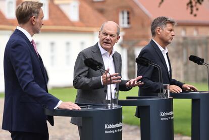 El canciller alemán, Olaf Scholz, (en el centro), junto a los ministros de Finanzas, Christian Lindner, (izquierda) y Economía, Robert Habeck, durante la presentación del paquete de medidas.