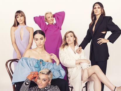 De pie, de izda. a dcha., Aura Garrido lleva vestido de MARLOW STUDIO y anillo de SUAREZ; Elena Irureta, vestido de OSCAR DE LA RENTA, y Goya Toledo viste
traje de chaqueta con aberturas laterales de GIVENCHY, pendientes de HERMÈS y tocado de red de POLITA HATS. En las sillas, Claudia Salas (izda.), con camisa, pantalón y sandalias de PATOU y anillo de SUAREZ, y Abril Zamora lleva abrigo de MAX MARA, anillo de SUAREZ y zapatos de
ANDRÉS MACHADO. Sentada en el suelo, Carla Díaz luce vestido y guantes, todo de PRADA.
traje de chaqueta con aberturas laterales de GIVENCHY, botas de ROGER VIVIER, pendientes de HERMÈS y tocado de red de POLITA HATS. En las sillas, Claudia Salas (izda.), con camisa, pantalón y sandalias de PATOU y anillo de SUAREZ, y Abril Zamora lleva abrigo de MAX MARA, anillo de SUAREZ y zapatos de
ANDRÉS MACHADO. Sentada en el suelo, Carla Díaz luce vestido, botas y guantes, todo de PRADA.