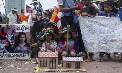Víctimas de evacuaciones forzosas protestan en las calles de Phnom Penh. HRW denuncia que los conflictos de tierras afectan a unas 10.000 familias camboyanas al año.