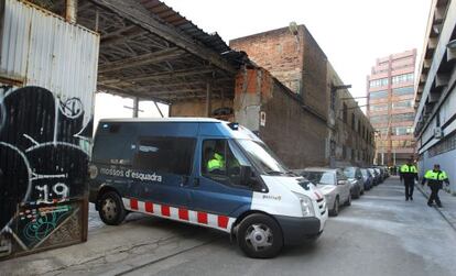 Un furgón de los Mossos sale de la nave desalojada ayer.