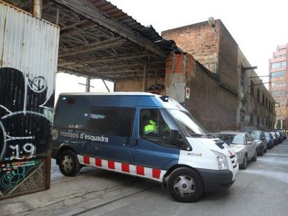 Un furg&oacute;n de los Mossos sale de la nave desalojada ayer.