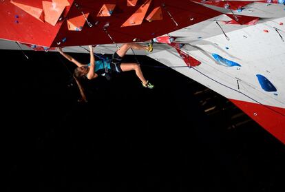 La checa Andrea Pokorna compitiendo en el World Climbing Championships 2016, en París (Francia).