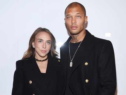 Chloe Green y Jeremy Meeks en el desfile masculino de Balmain en la semana de la moda de París el pasado mes de enero.