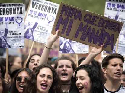 Manifestación estudiantil contra la sentencia por abuso sexual con prevalimiento que falló el Tribunal Superior de Justicia de Navarra en 2018 en el caso de La Manada, en Barcelona.