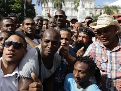 El pelotero José Ariel Contreras (segundo por la izquierda) rodeado de seguidores en La Habana