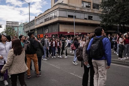Ciudadanos salen a las calles por un temblor registrado en Bogotá, en una imagen de archivo.