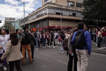 Ciudadanos salen a las calles por un temblor registrado en Bogotá, en una imagen de archivo.