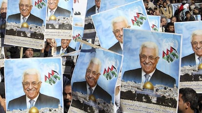 Palestinos con carteles del presidente de la Autoridad Nacional Palestina (ANP), Mahmud Abás, durante una manifestación para apoyar el reconocimiento de Palestina como Estado observador en la ONU, en Naplusa, Cisjordania.