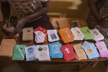 Un delegado electoral compila las distintas papeletas de los 15 partidos presentados a los comicios.