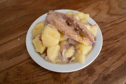 Plato de patatas aliñadas, del bar del Partido Comunista, que también sirven en tapa, media y ración entera.