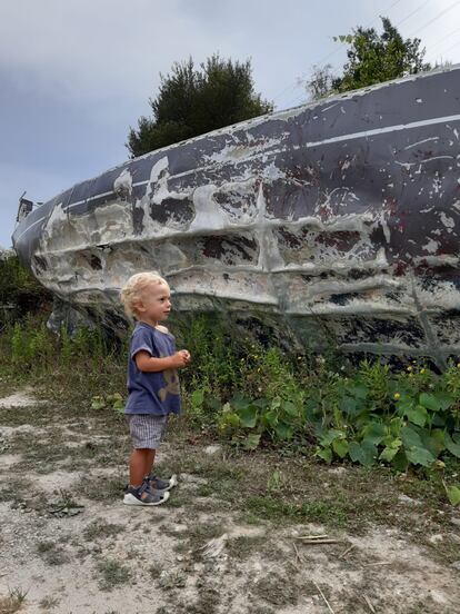 Un niño junto al casco de 'La Perla Negra'.