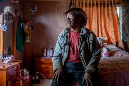 Misael Baquero, campesino de Sumapaz, en su casa.