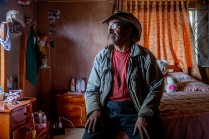 Misael Baquero, campesino de Sumapaz, en su casa.