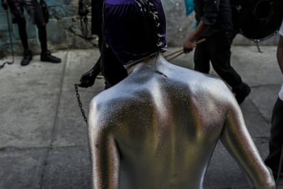 El color plata simboliza la luz sobre los pueblos que llega con la alegría de la festividad carnavalesca. 
