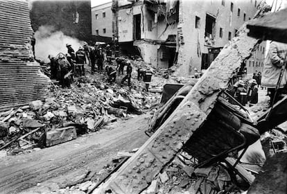 Casa cuartel de la Guardia Civil en Zaragoza después del atentado del 11 de diciembre de 1987.