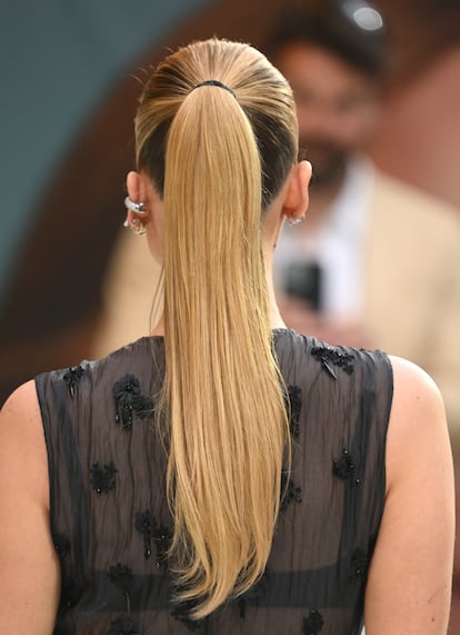 Jennifer Lawrence lució el pelo recogido en una larga coleta. (Photo by Karwai Tang/WireImage)