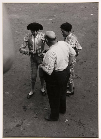 En aquella España de los cincuenta no podían faltar las fotos de toreros. Esta se titula 'El apoderado', de Leonardo Cantero (1907-1995).