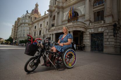 Teresa Navarro, defensora de las personas con discapacidad de la ciudad de Valencia, en la plaza del Ayuntamiento.