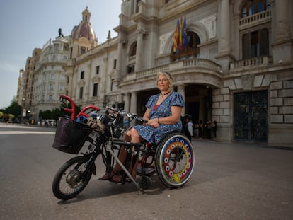 Teresa Navarro, defensora de las personas con discapacidad de la ciudad de Valencia, en la plaza del Ayuntamiento.