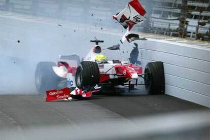 Ralf Schumacher se estrella en Indianápolis el pasado viernes, accidente que derivó en la gran polémica de ayer.