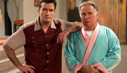 Charlie y Martin Sheen en una escenade de &#039;Dos hombres y medio&#039;.