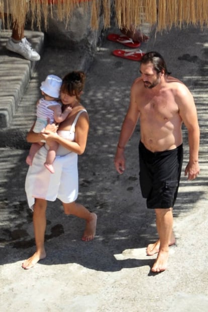 Penélope Cruz y Javier Bardem junto con su hijo, Leo, en Positano, cerca de Napoles.