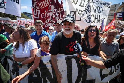 El líder izquierdista Eduardo Belliboni habla con los medios durante la protesta.