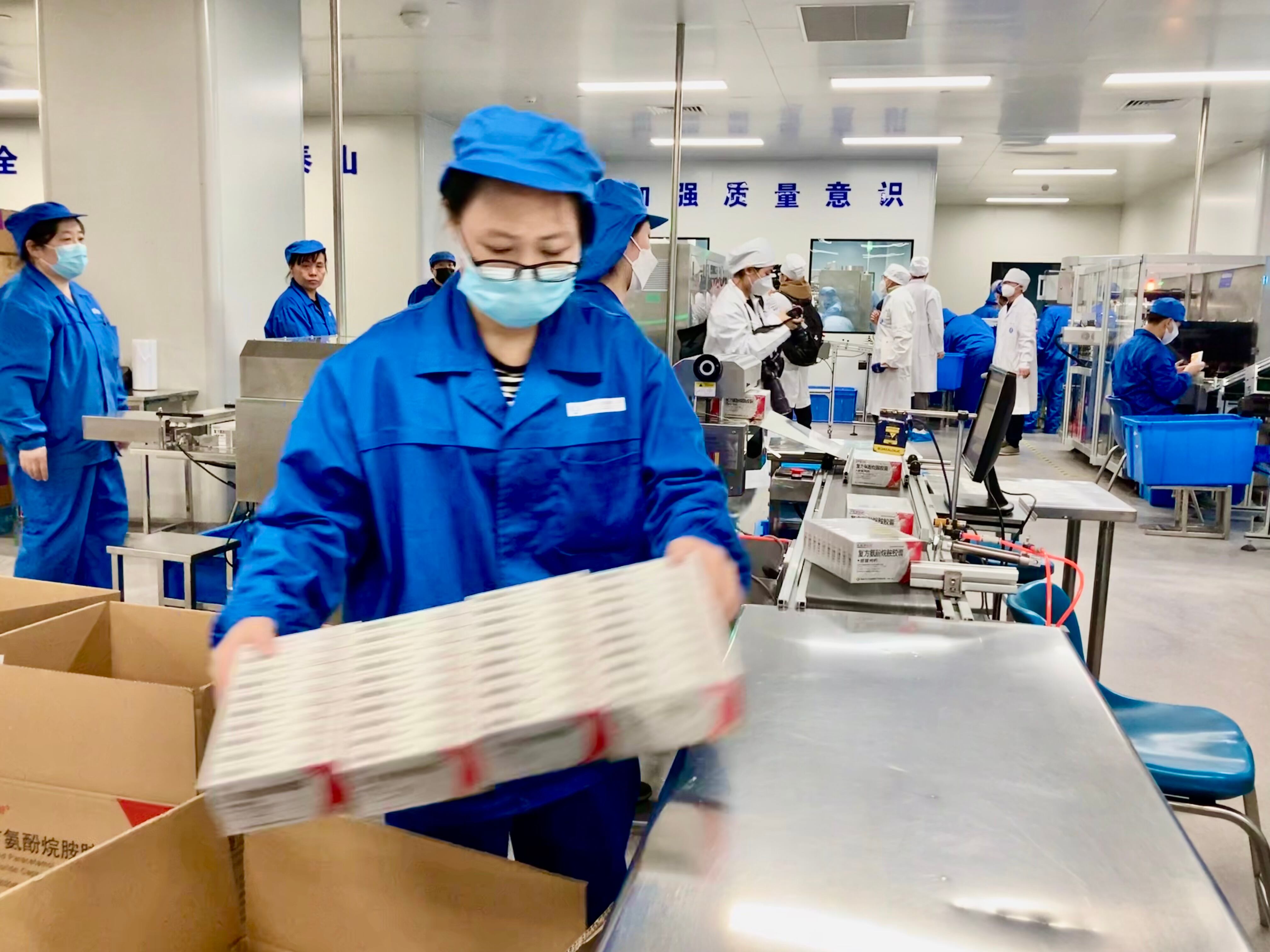 Operarias en la fábrica de la farmacéutica china Youcare, en Pekín, embalan cajas de medicamentos para tratar la covid el pasado martes.