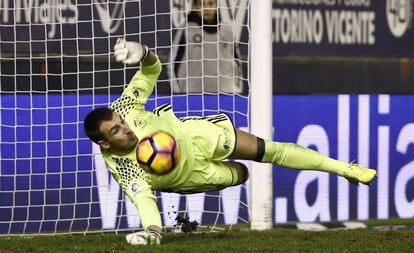 Mario, de Osasuna, detiene un penalti a Santos.