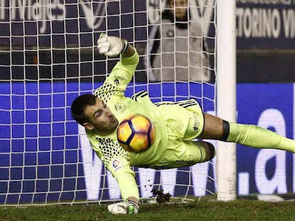 Mario, de Osasuna, detiene un penalti a Santos.