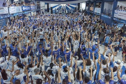 Durante los ensayos, que duran unas tres horas, los integrantes de la escuela, siempre de azul y blanco, cantan sin cesar la canción con la que días después desfilarán en el Sambódromo. En la imagen, aficionados cantan la trama de Portela, durante uno de los ensayos del Carnaval.