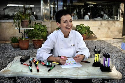 Carme Ruscalleda, chef del restaurante Sant Pau, en San Pol de Mar (Barcelona) dirige junto a su marido Toni Balam uno de los ocho exclusivos restaurantes españoles premiados con tres estrellas Michelin. Desde 2006, este templo gastronómico catalán tiene su réplica en la ciudad de Tokio que cuenta con dos estrellas. En la foto, Ruscalleda posa en el pintoresco jardín del restaurante mientras sus ayudantes preparan el menú.