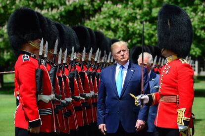 El presidente estadounidense, Donald Trump, pasa revista a la guardia de honor acompañado del príncipe Carlos, en el palacio de Buckingham.
