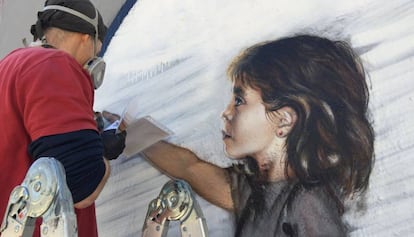 Mateo Lara durante la recreación de una de las obras de Bansky.