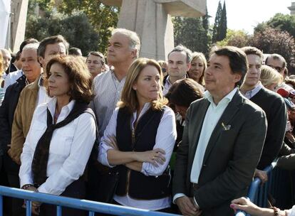 Quiroga, entre Ana Botella e Ignacio González en un momento de la manifestación de la AVT. 