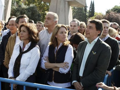 Quiroga, entre Ana Botella e Ignacio González en un momento de la manifestación de la AVT. 