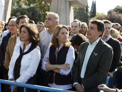 Quiroga, entre Ana Botella e Ignacio González en un momento de la manifestación de la AVT.