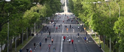 Gente haciendo deporte en el Paseo de la Castellana de Madrid