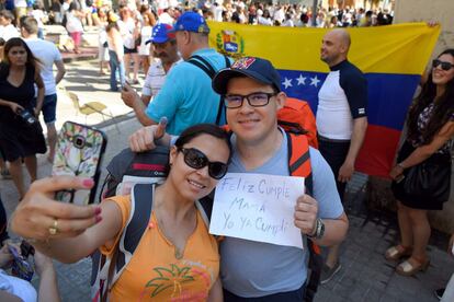 Una pareja de venezolanos residentes en Barcelonan tras votar en la consulta popular contra el Gobierno de Nicolás Maduro en Venezuela, el 16 de julio de 2017.