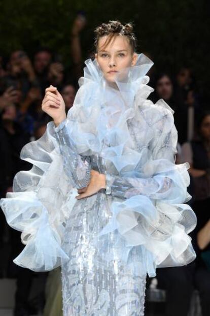 Uno de los diseños presentados en el desfile de Armani de este sábado.