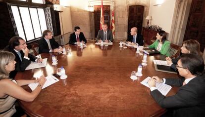 El presidente de la Generalitat, Alberto Fabra, en el centro, con sus consejeros, ayer. 