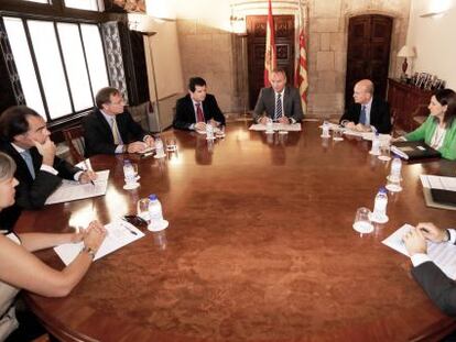 El presidente de la Generalitat, Alberto Fabra, en el centro, con sus consejeros, ayer.