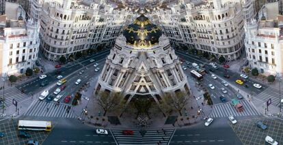 Imagen del edificio Metrópoli expuesta en la exposición 'Pongamos que hablo de Madrid'.