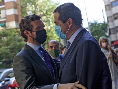 El líder del PP, Pablo Casado (izquierda), saluda al presidente de CEOE, Antonio Garamendi, este jueves en un curso de la Universidad Rey Juan Carlos en Madrid.